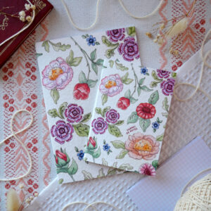 Carnet de notes "Fleurs vintages" par chatdudesert. Photo prise de face avec vue sur les deux formats.