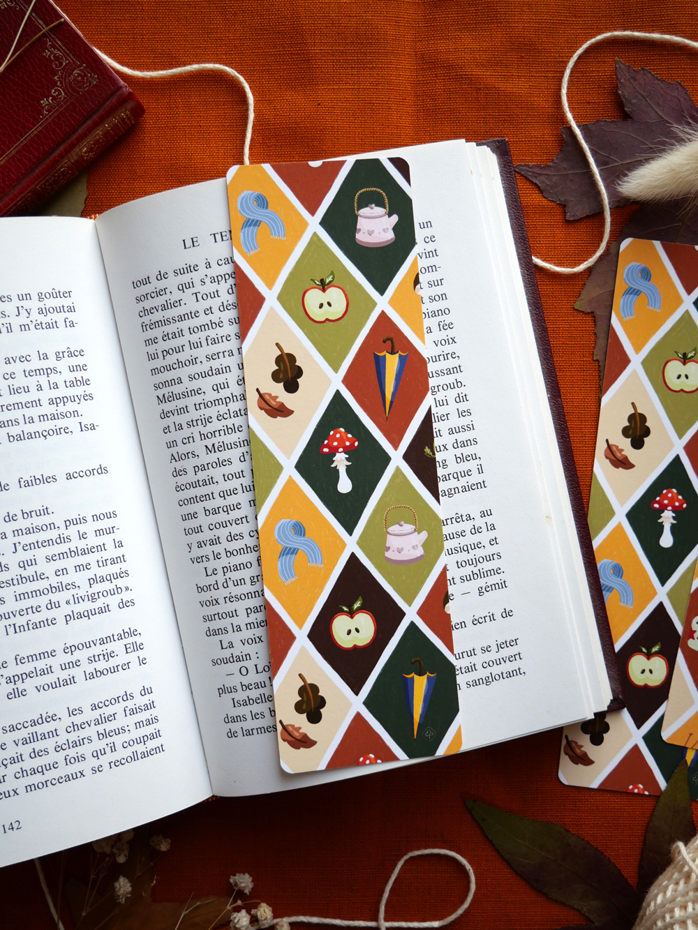 Marque-page "Patchwork d'automne" par chatdudesert. Photo prise de face, vue d'ensemble sur le marque-page.