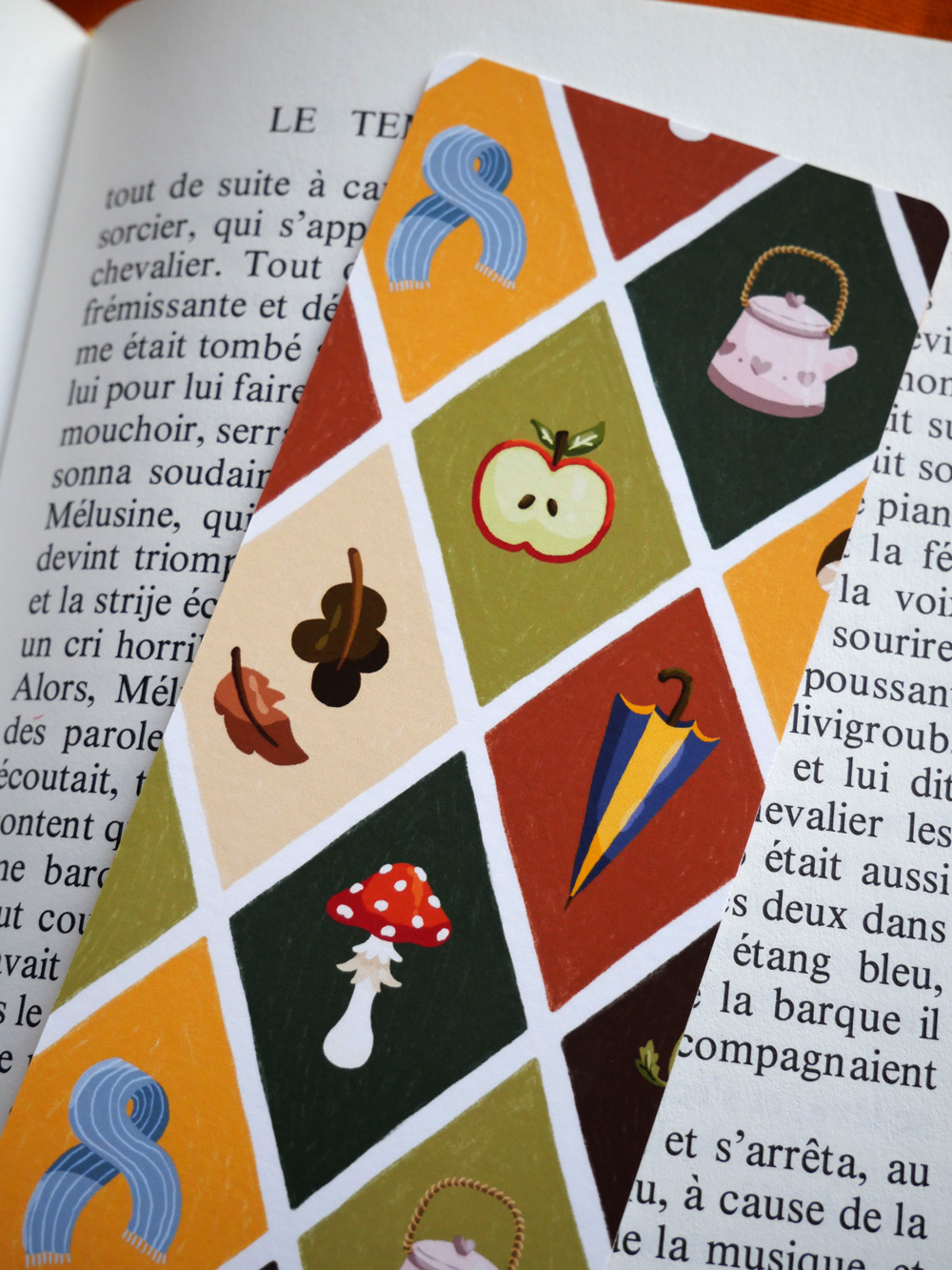 Marque-page "Patchwork d'automne" par chatdudesert. Photo zoom sur les détails, vue sur les motifs du recto.