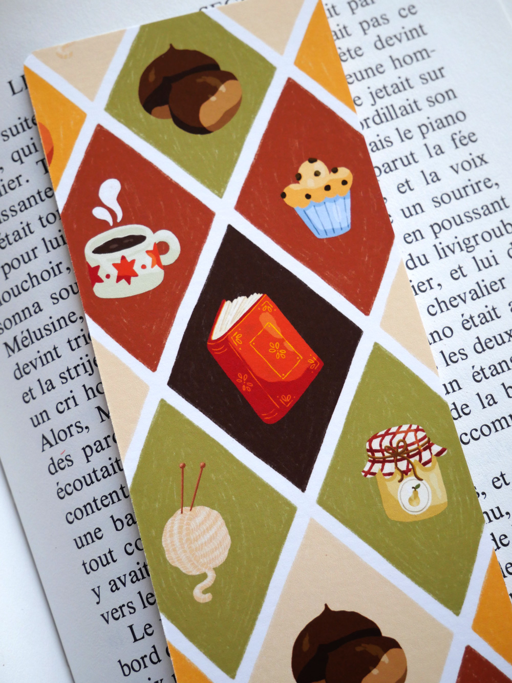 Marque-page "Patchwork d'automne" par chatdudesert. Photo zoom sur les détails, vue sur les motifs du verso.