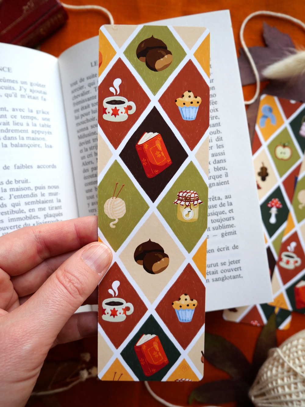 Marque-page "Patchwork d'automne" par chatdudesert. Photo du marque-page tenu dans la main, vue sur le verso.