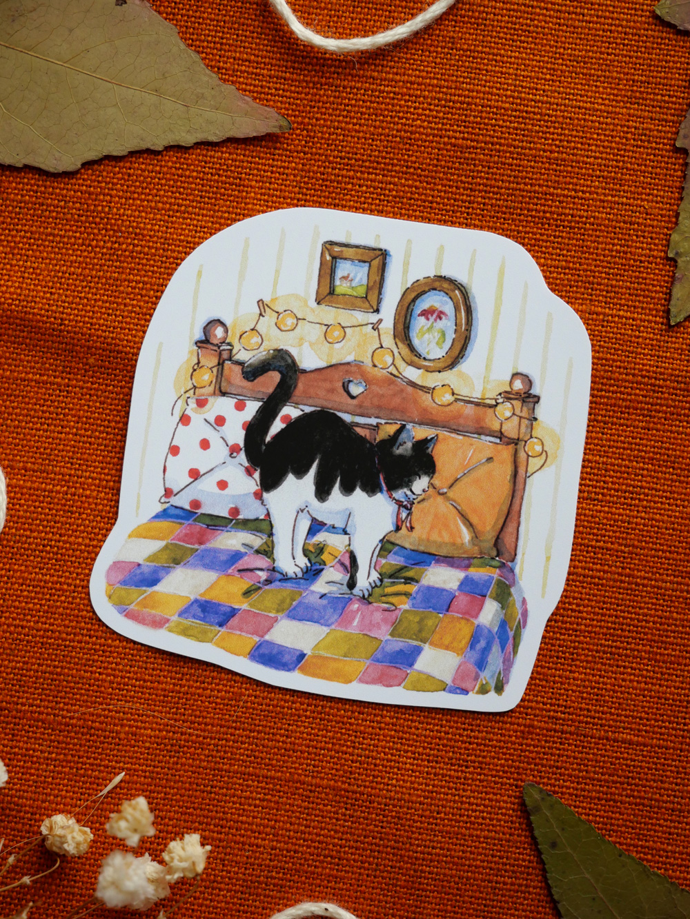 Sticker "Chat accordéon" par chatdudesert. Photo prise de côté du sticker.