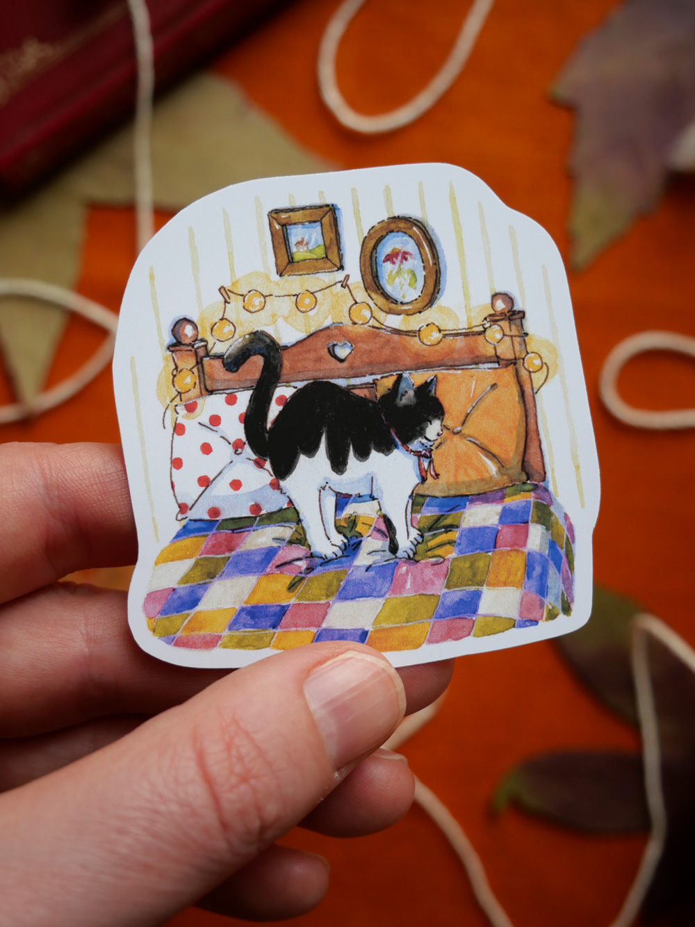 Sticker "Chat accordéon" par chatdudesert. Photo du sticker tenu dans la main.